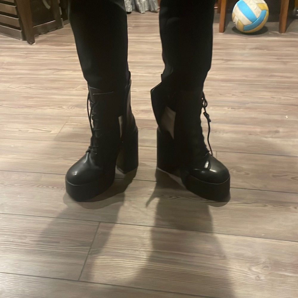 Cute black high combat heels size 9 for my girlies #embracing the tallness